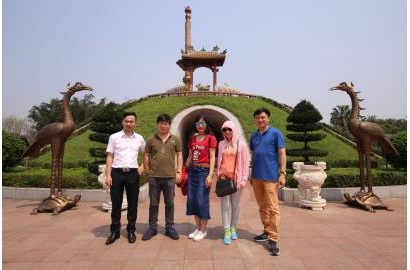 Ban Giám đốc Công ty thăm thành cổ Quảng Trị và viếng mộ Đại tướng Võ Nguyên Giáp tại Vũng Chùa, Đảo Yến, Quảng Bình xuân Mậu Tuất